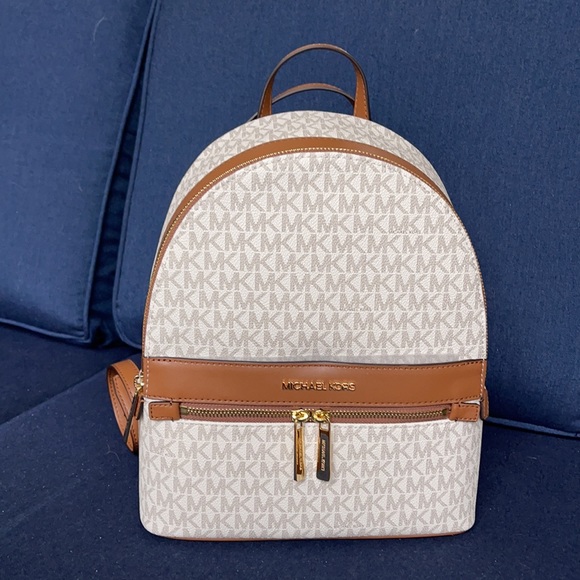 MICHAEL KORS Kenly Medium Backpack Signature Vanilla Bag - Picture 2 of 16